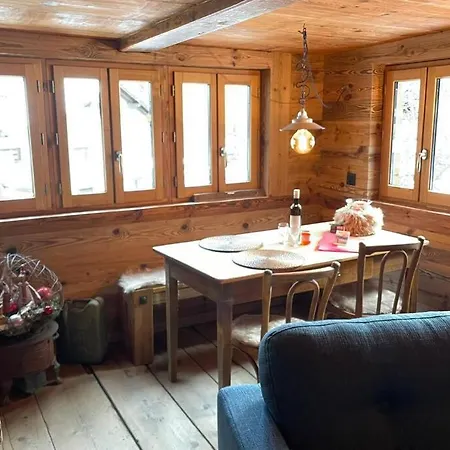 Wohnen Im Nostalgisch-modernem Stil-chalet Geimen Naters